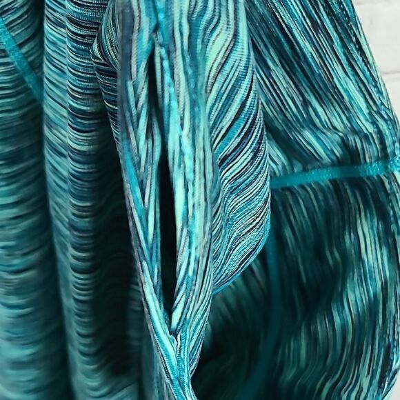 Fabletics Salar Capri Leggings Emerald Multi Stripe Cropped Compression Sz Small - Picture 8 of 8